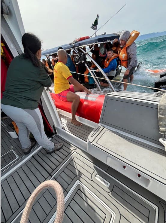 Bote com 20 pessoas naufraga durante passeio em Ilhabela (SP)